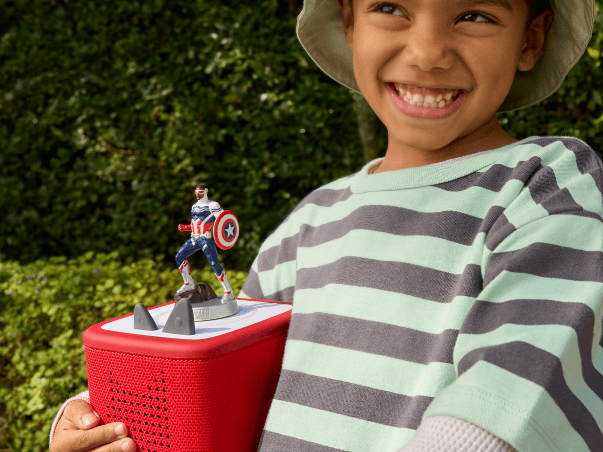 child playing with MARVEL Captain America Tonie and a Toniebox 2